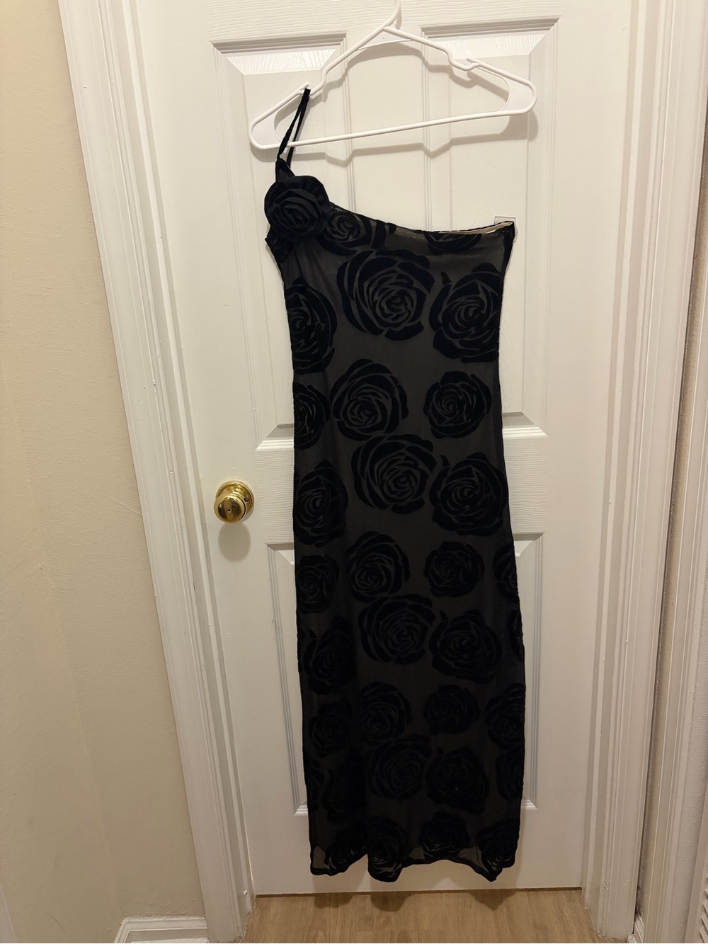 Black One-Shoulder Rose Appliqué Evening Dress